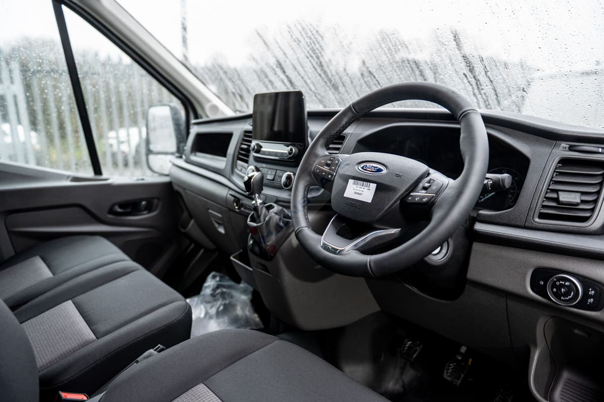 Ford Transit L4 RWD DRW 2.0 Ecoblue 130ps 4500mm lightweight luton body, photo 4