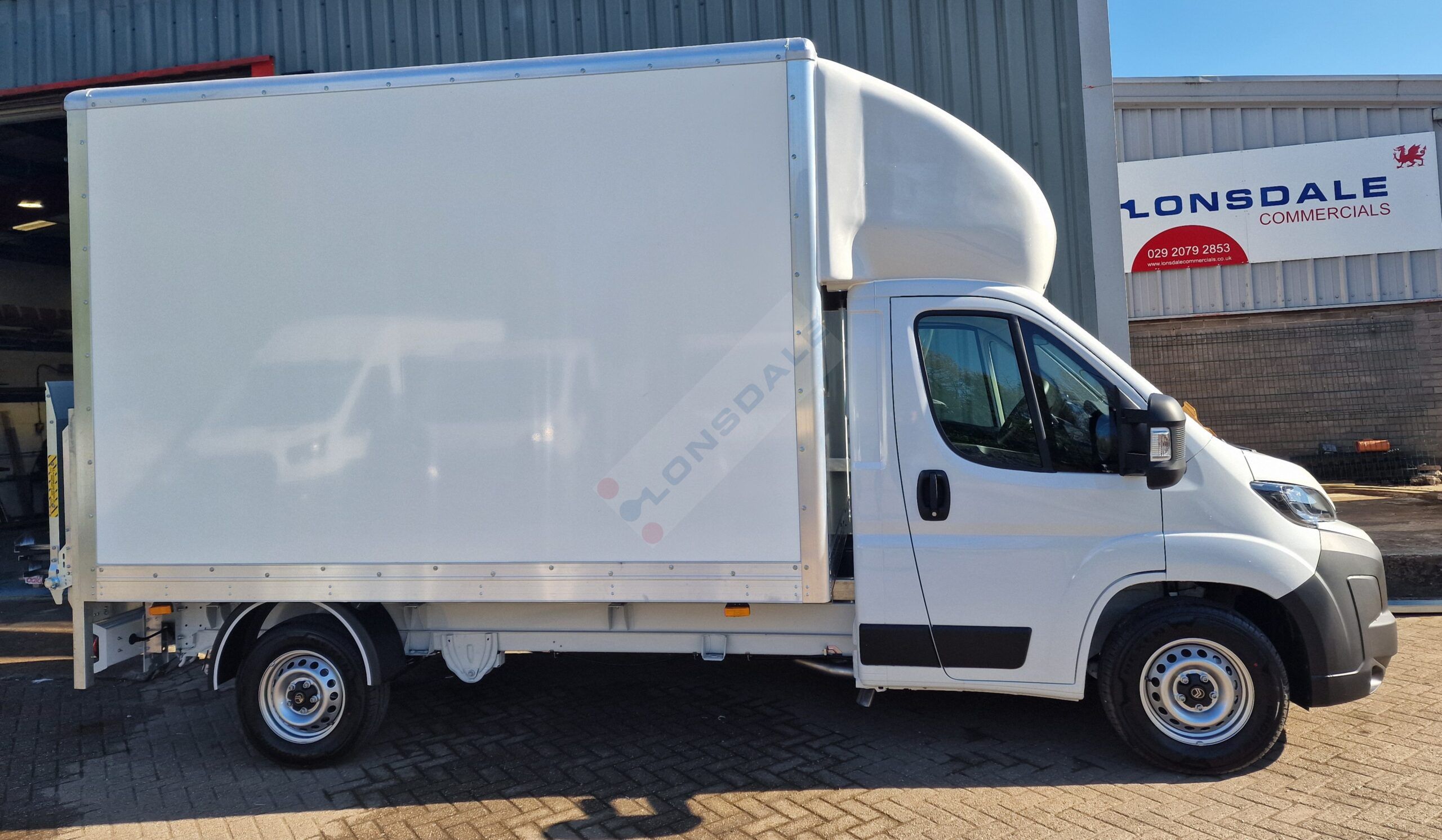 Peugeot Boxer Luton Body van inc Tail lift 13.4ft 335L3 Blue2.2HDi 140ps Euro 6.4