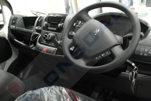 Peugeot Boxer Luton Body van 12.0ft 335L3 2.2BlueHDi 140ps Euro 6.4 - Image 7