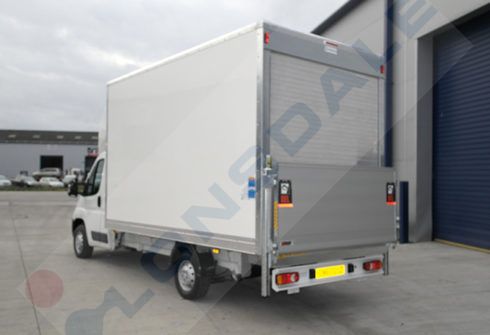 Peugeot Boxer Luton Body van inc Tail lift 13.4ft 335L3 Blue2.2HDi 140ps Euro 6.4 - Image 2